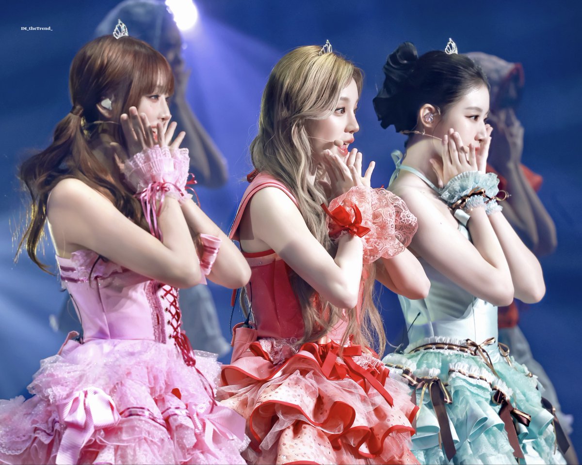 IM_theTrend_'s tweet photo. 20251019 Day2 i-dle first japan tour in Kobe
みんな はーい! 何が好き?
モチロン大好き i-dle !!!💕

#아이들 #IDLE #GIDLE #アイドゥル
#MINNIE #민니 #YUQI #우기 #SHUHUA #슈화 https://t.co/C7miEuWrYh