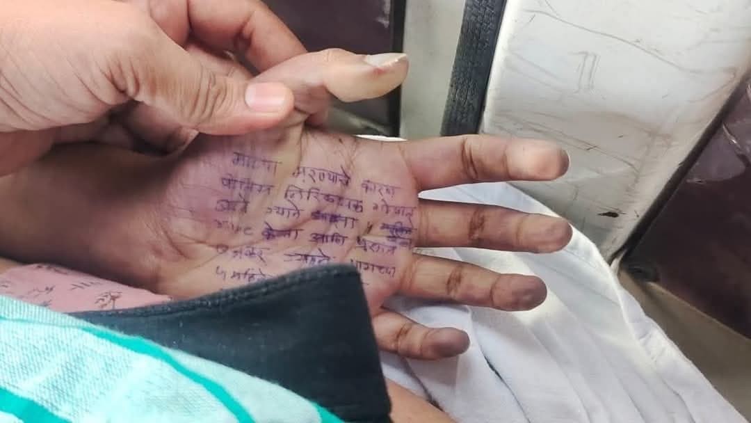 बीडमधील शेतकरी कुटुंबातील मुलगी शिकते, डॉक्टर होते, फलटणसारख्या ठिकाणी शासकीय रुग्णालयात सेवा बजावते. पण रक्षक समजले जाणारे पोलीसच भक्षक बनतात. ती तक्रार करते पण तक्रार घेतली जात नाही. शेवटी ती हातावर आरोपींची नावे लिहून जीव देते.
गृहमंत्री म्हणून फडणवीस सपशेल नालायक ठरले आहेत.