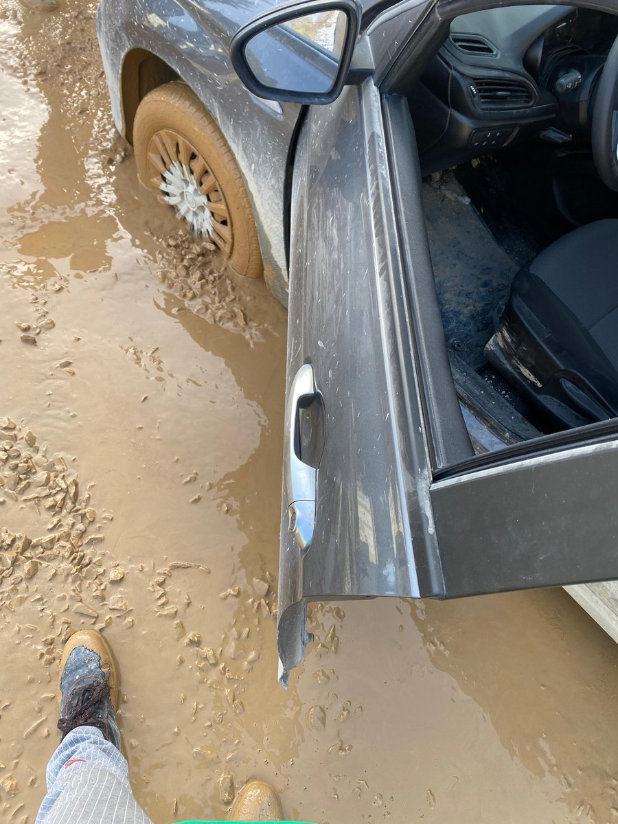 Sabah arkadaşımın attığı görüntü... Antakya'nın her yeri çamur ve çukur dolu ve biz öyle bir vasatlığa alıştırılmışız ki gün içinde bu olayları normal karşılıyor hayatımıza devam etmeye çalışıyoruz. Bir kere Antakya'da araba kullanırsanız ne demek istediğimi anlarsınız.