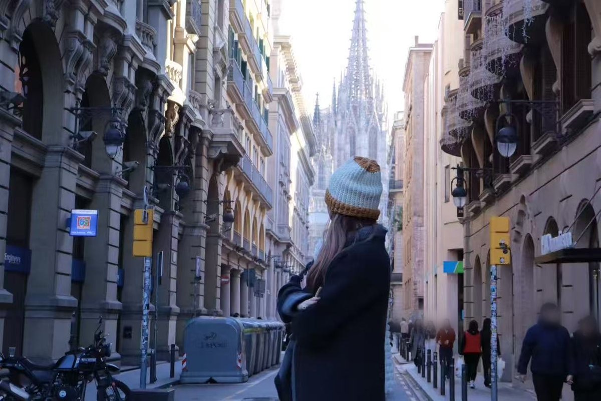 The wind in the narrow lane hums with old-town warmth—glancing up, spires nudge the golden sky. Scarf wrapped tight, time slows to the tap of footsteps down the street.
#WanderlustVibes #TravelJoyMoments #CozyCityWanders #SlowTravelDays #lifestyle