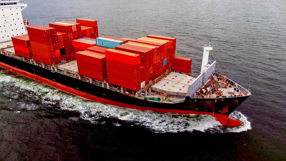 DanelecMarine's tweet image. Up to 30% of a ship’s fuel use depends on routing.
Multi-objective voyage planning algorithms help balance cost, emissions &amp;amp; compliance — transforming data into daily decisions.🔗 Read more: danelec.com/newsroom/multi…

#VoyageOptimization #SmartShipping #MaritimeDigitalization