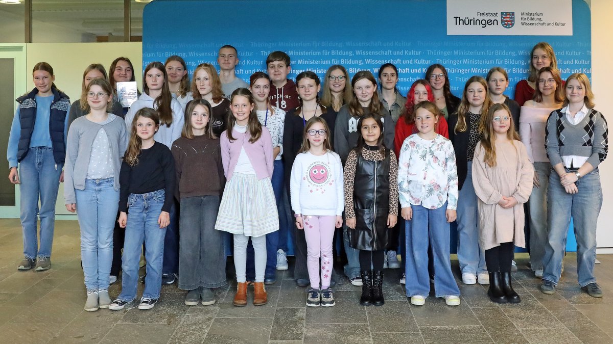 Junge Stimmen, starke Worte:
Der #Schülerzeitungspreis 2025 würdigt kritischen Nachwuchsjournalismus &amp; gelebte Demokratie in Thüringer Schulen.
Herzlichen Glückwunsch. 👏 💚
▶️ Mehr Infos: bildung.thueringen.de/aktuell/schuel…
#BesteBildungTH #Thüringen