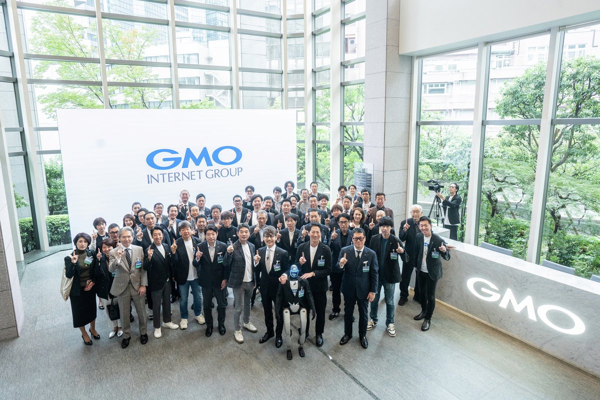 GMOインターネットグループ 第一本社をリニューアル🎉 新しく生まれ変わった受付エリアが 訪れる皆さまを明るくお迎えします！  16階はアートと観葉植物に囲まれた 開放感あふれる空間にリニューアル🌿 ご来社の際はぜひ新しいオフィスにもご注目ください✨