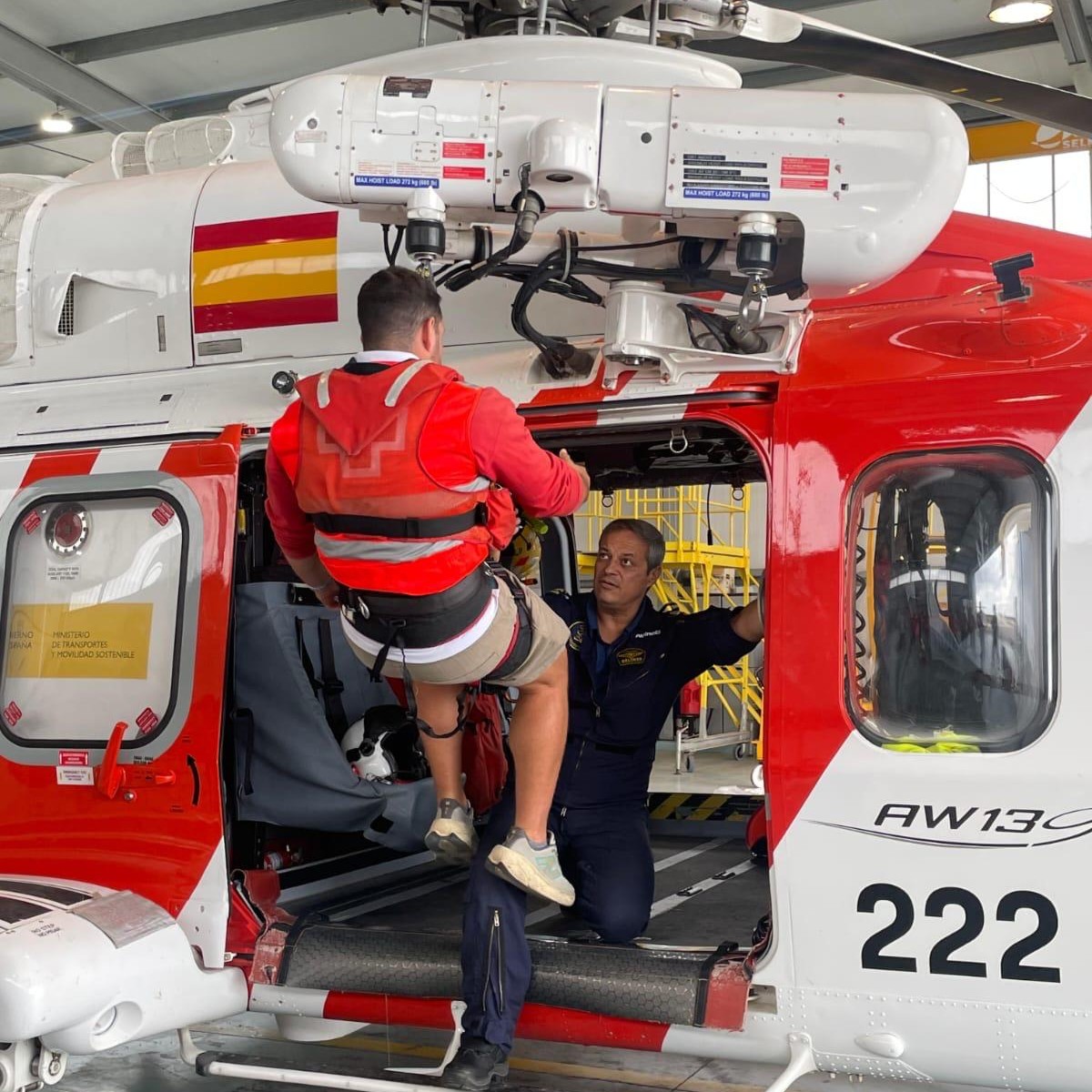 CreuRojaTGN's tweet photo. 🚁Voluntariat de socors i emergències ha visitat la base de l'Helimer a Reus per conèixer les instal·lacions i l'helicòpter que participa en les operacions més complexes de @salvamentogob per garantir l'èxit en cada activació conjunta💪
#SalvamentMarítim #Helimer #Reus #Formació https://t.co/5tVAqkiVDk
