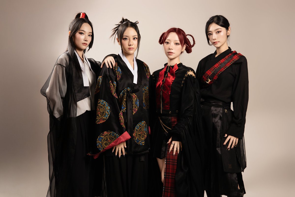 kandis_official's tweet photo. 저희 Kandis에게 이번 무대는 새로운 도전이자 
잊을 수 없는 특별한 경험이었습니다.
대한민국을 대표해 국제 무대에서 우리 전통 민속 놀이와 음악
그리고 전통 무예인 태권도를 선보일 수 있어 정말 영광이었습니다. 💗

한국의 아름다움을 전 세계에 전할 수 있도록 
멋진 한복을 제공 해주신 
파랑한복 유수진 대표님께 진심으로 감사드립니다. 🥰
또한 태권도 퍼포먼스를 선보일 수 있도록 지도해주신 
아름찬 코리아 허승재 관장님, 코치님들께도
깊이 감사드립니다. ⭐️

처음으로 한복을 입고 무대에 오른 이번 공연은 저희에게 매우 뜻깊은 순간으로 남을 것 같습니다.
앞으로도 한국의 전통과 문화를 세계에 알리는 아티스트로 성장하겠습니다! ❤️💙

For Kandis, this stage was a brand-new challenge and an unforgettable experience. 
It was truly an honor to represent South Korea on an international stage and showcase our traditional folk game (Ganggangsullae), music, and the Korean martial art Taekwondo. 💗

Our sincere thanks also go to Soojin Yoo, CEO of Parang Hanbok, for providing us with beautiful Hanbok that allowed us to share the beauty of Korean tradition with the world. 🥰
We would like to express our heartfelt gratitude to Master Heo Seung-jae from Areumchan, who helped to complete the Taekwondo performance. ⭐️

Performing in Hanbok for the very first time made this experience even more meaningful for us.
We’ll continue striving to become artists who proudly share the beauty of Korean culture with the world! ❤️💙

#Kandis #캔디스
#SilkWayStar