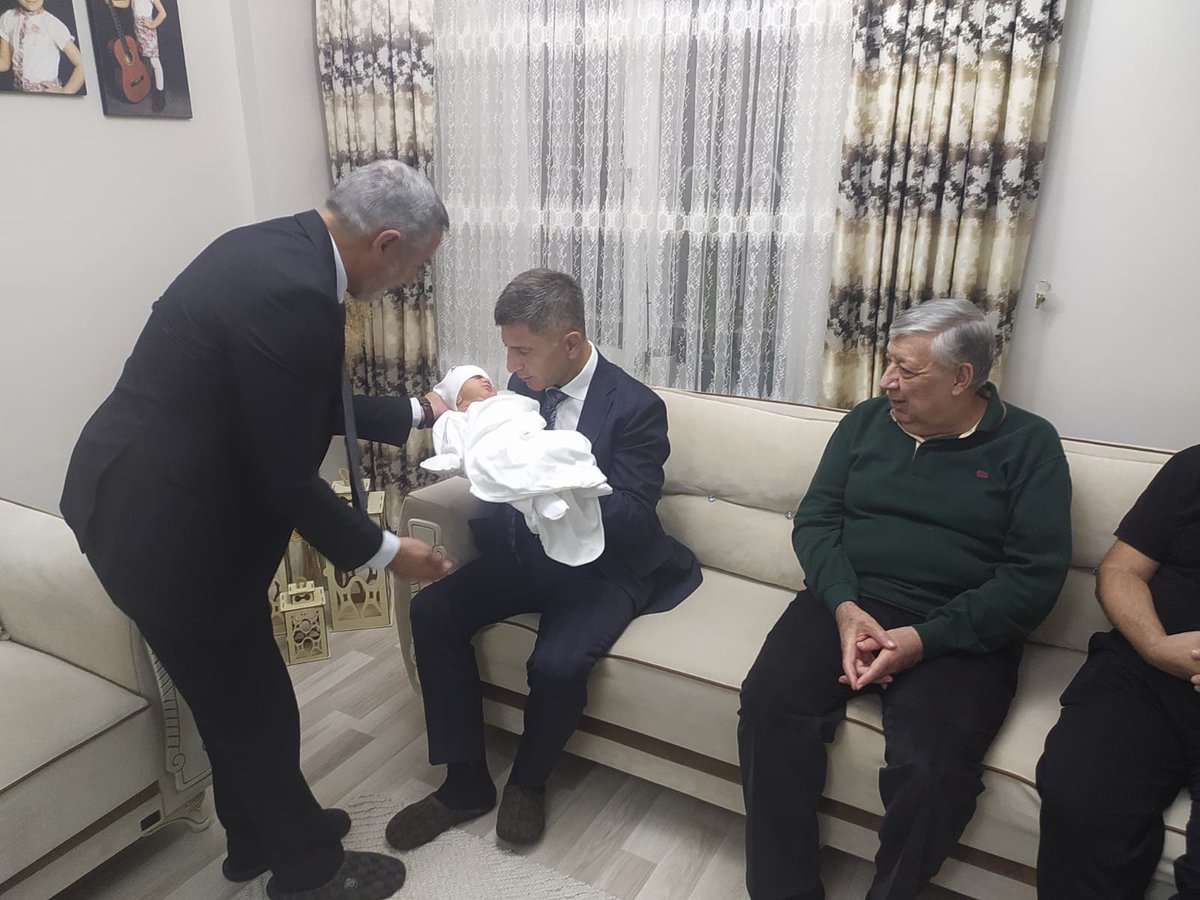 Kaymakamımız Niyazi ERTEN, İlçe Müftümüz Mehmet Nedim BAKIR ile birlikte gerçekleştirdiği hane ziyaretinde, dünyaya yeni gelen bebeğin kulağına dua ile ismini okudu.Aileye hayırlı, sağlıklı ve uzun ömür temennisinde bulundu.