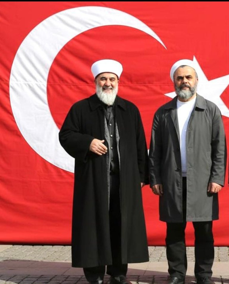 "Bence işin aslı bir cemaati veya bir lideri beğendirmek değil, İslâm'ı sevdirmektir. Kim olursa olsun...

Ben, Allah'ın rızasına uygun hayat tarzını hedef alıyorum. Yani ben, illa mutasavvıf olacağım diye yola çıkmış değilim, ben Allah rızasını kazanmak için yola çıkmışım. O yol