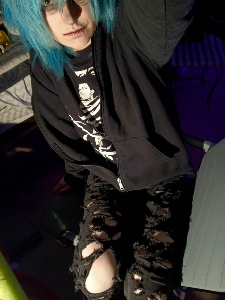 ZzombeatzZ's tweet photo. Shiggy with ripped jeans and an eraserhead shirt goes crazy
.
.
#eraserdust #shigarakitomura #mha #bnha #cosplay https://t.co/4bBYlWZuPC