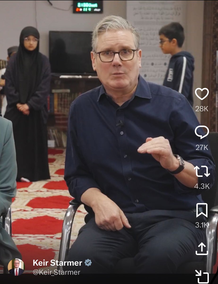 KhadijaKhan__'s tweet image. A boy can wear Western attire (hoodie and pants) on the premises of the mosque, BUT a girl should wear this black shroud and be covered from head to toe.
This is the epitome of religious misogyny.
Seeing a child being treated like a woman doesn't bother anyone, not even our…