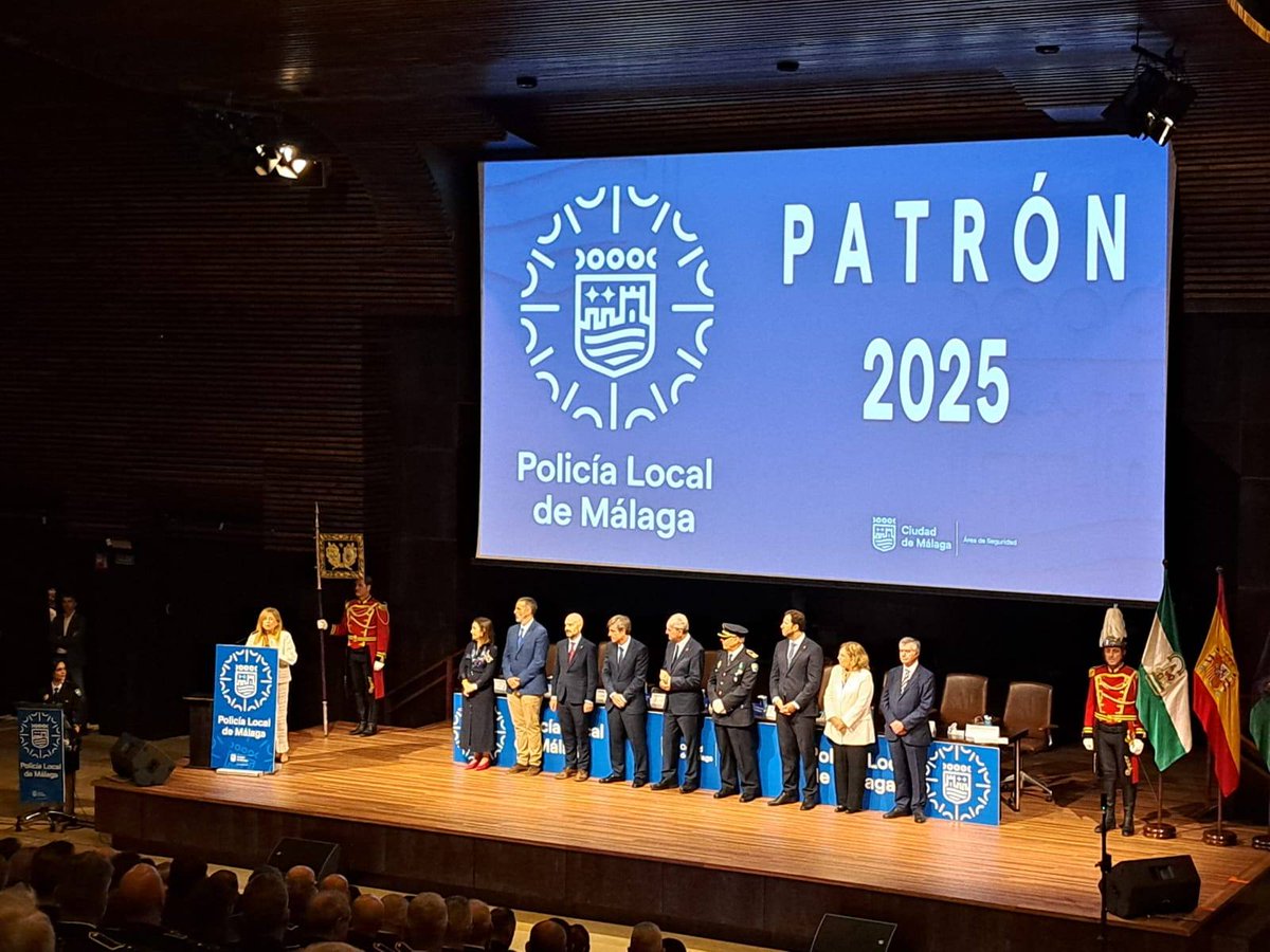 MalagaJunta's tweet photo. La Policía Local de @malaga premia en el día de su patrón al @E112Andalucia por su apoyo y colaboración en pro de la seguridad de los malagueños. La  distinción ha sido recogida por @anaceliagn. Nuestro  reconocimiento también a todos los agentes por su gran labor. https://t.co/ijNAD1CQHQ