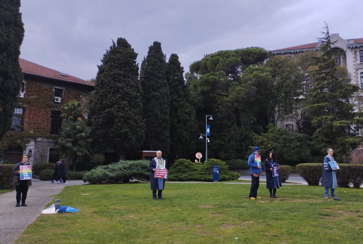 yunusunbabasi's tweet image. 23 Ekim 2025 Boğaziçi Üniversitesi Akademisyenleri Nöbeti no. 1181. Direnişin 5. yılı/1754. günü @#KabulEtmiyoruzVazgeçmiyoruz
October 23, 2025 Bogazici University Faculty Vigil #1181/5th year/1754th day of the resistance @unibogazici_en #WeDoNotAcceptWeDoNotGiveUp