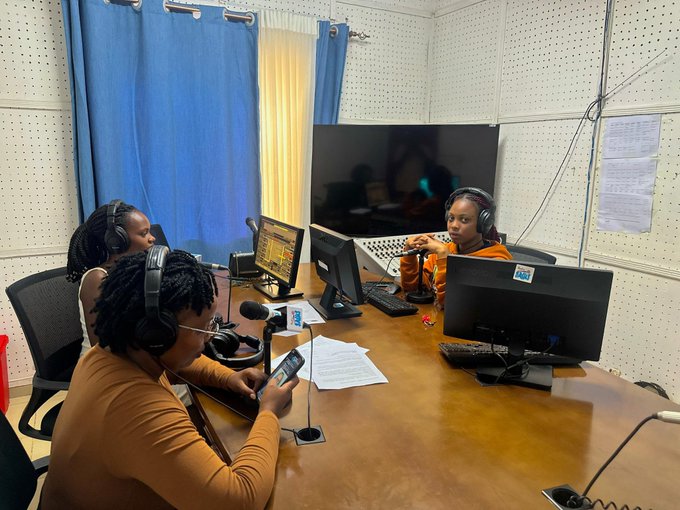 RADIOSALUS1's tweet image. Mu kiganiro mu #Rubohero cyo kuri uyu wa Gatanu, turi kumwe na Gloria Ishimwe, umwe mu bakobwa biteje imbere abinyujije mu gushora imari mu bucuruzi. Akorera mu mujyi wa Huye muri @HuyeDistrict 
Ari kudusangiza urugendo rwe mu ishoramari.
@RwandaGender