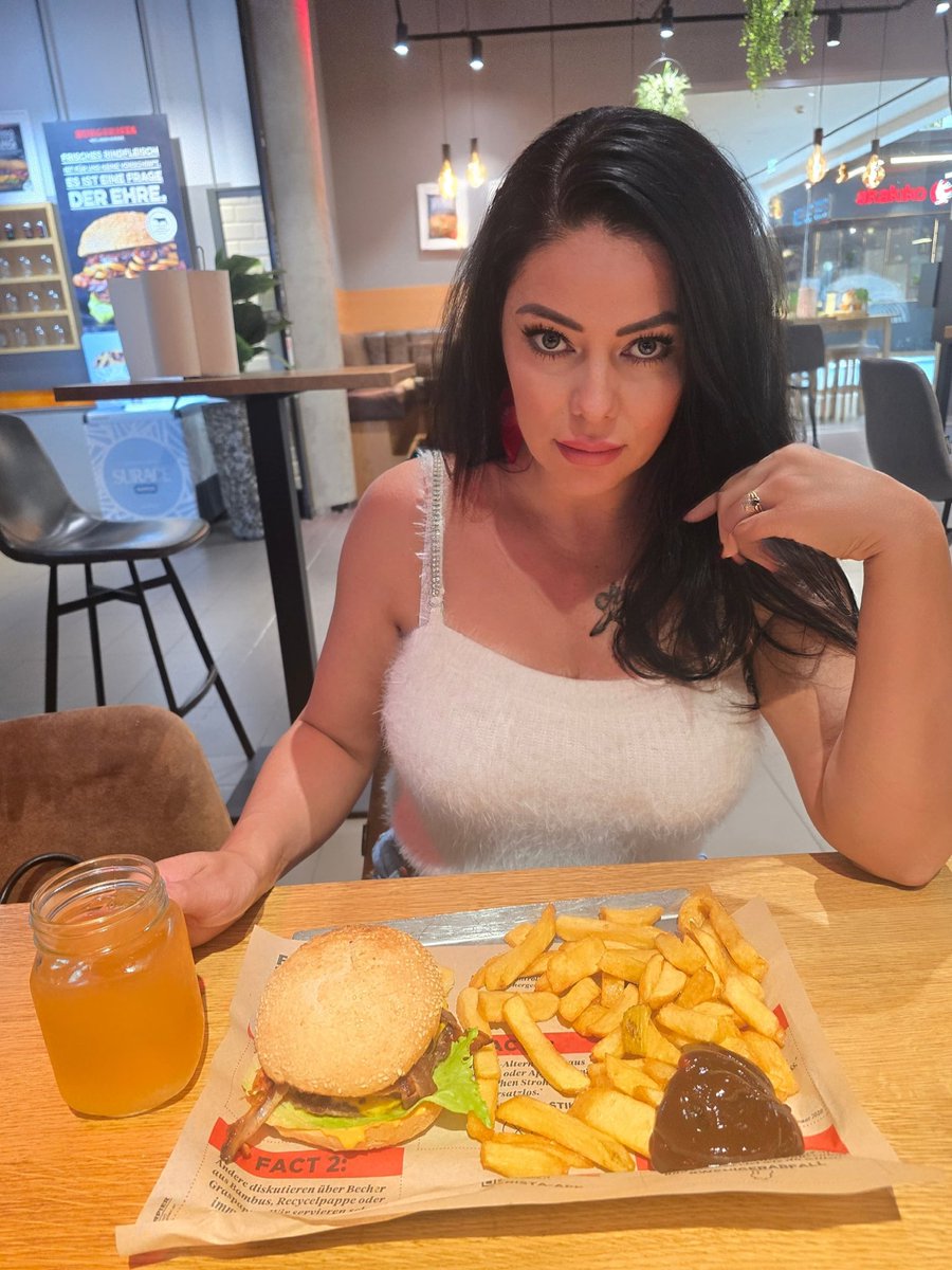 mistess_rebeka's tweet photo. Ein kleines Detail fehlt noch, um diesen Moment perfekt zu machen: ein Sub, der die Rechnung übernimmt. Wer zeigt Stil? https://t.co/khMdETaPX0
