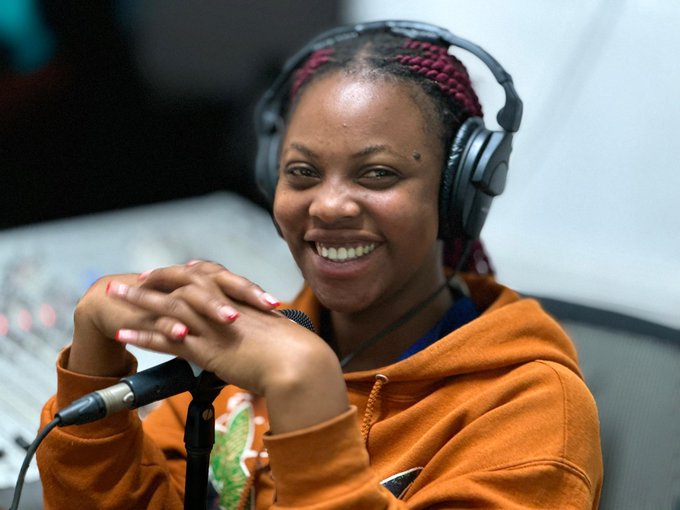 RADIOSALUS1's tweet image. Mu kiganiro mu #Rubohero cyo kuri uyu wa Gatanu, turi kumwe na Gloria Ishimwe, umwe mu bakobwa biteje imbere abinyujije mu gushora imari mu bucuruzi. Akorera mu mujyi wa Huye muri @HuyeDistrict 
Ari kudusangiza urugendo rwe mu ishoramari.
@RwandaGender