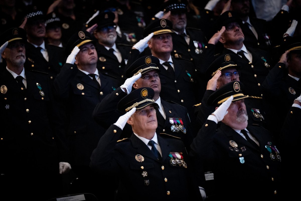 MalagaJunta's tweet photo. La Policía Local de @malaga premia en el día de su patrón al @E112Andalucia por su apoyo y colaboración en pro de la seguridad de los malagueños. La  distinción ha sido recogida por @anaceliagn. Nuestro  reconocimiento también a todos los agentes por su gran labor. https://t.co/ijNAD1CQHQ