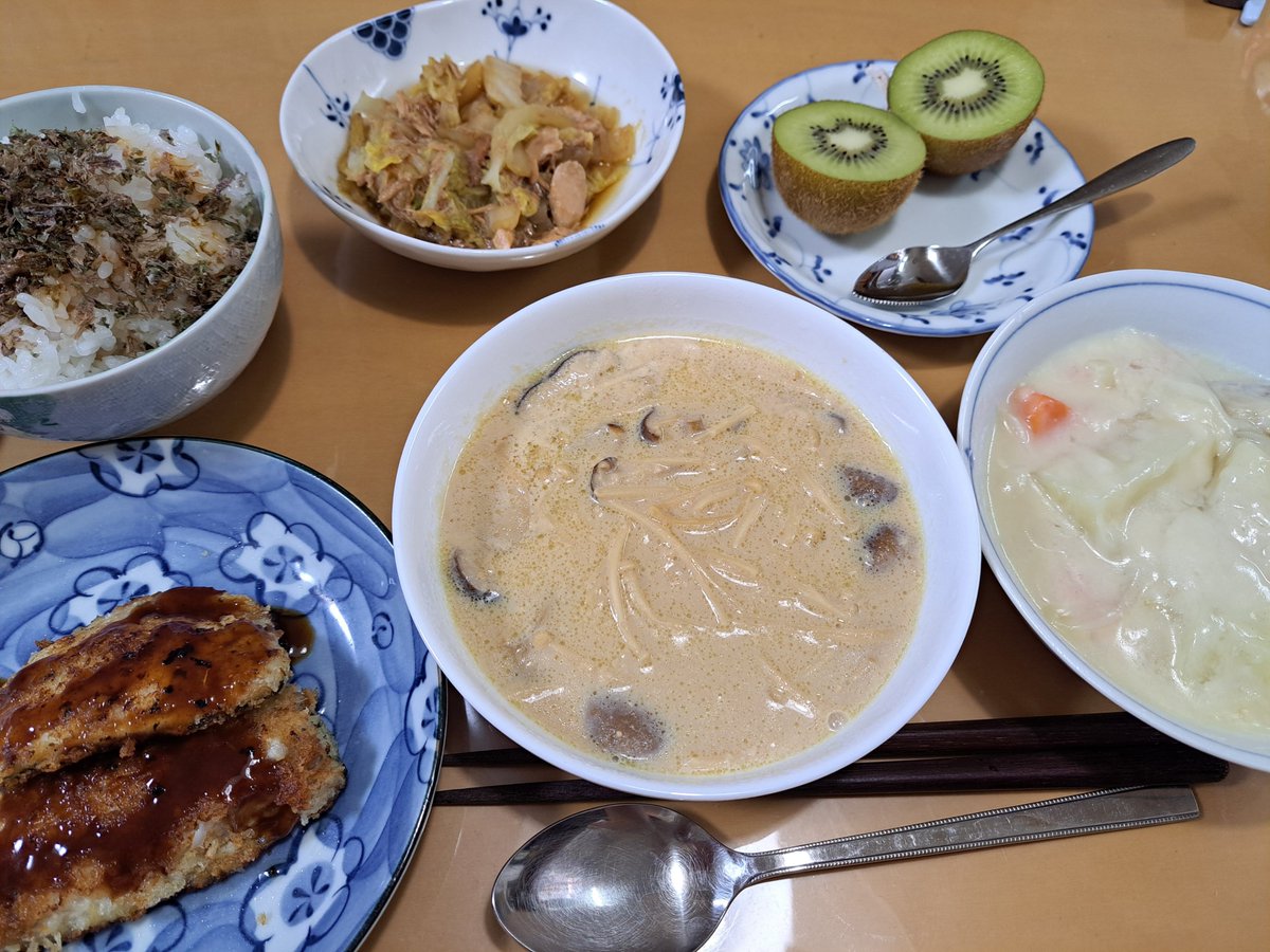 mosquitoos's tweet photo. This is Thursday's dinner: white cream stew, soy milk soup with shiitake mushrooms, aji basil fry, and kiwi.
#dinner
#Japan
#washoku
#creamstew
#kiwi https://t.co/jztJRZhOTB