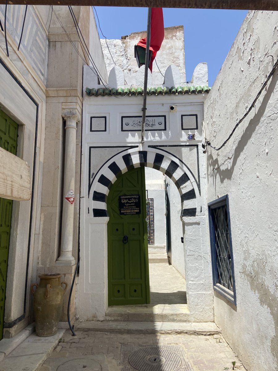 EmbassyTokyo's tweet image. 10月24日は世界図書館の日です。
チュニジアの図書館を紹介いたします。
1枚目→国立図書館の正面入り口
2～4枚目→チュニスの旧市街にある図書館の写真です
チュニジアらしい入口のドアが素敵ですね。
#LibraryDay　＃図書館