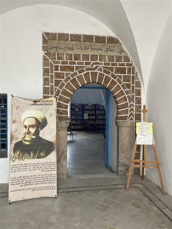 EmbassyTokyo's tweet image. 10月24日は世界図書館の日です。
チュニジアの図書館を紹介いたします。
1枚目→国立図書館の正面入り口
2～4枚目→チュニスの旧市街にある図書館の写真です
チュニジアらしい入口のドアが素敵ですね。
#LibraryDay　＃図書館