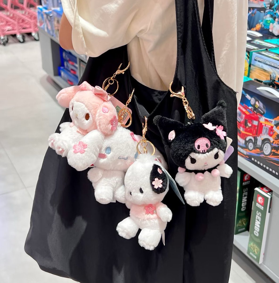 มีใครสนใจพวงกุญแจSanrio Sakuraอีกไหมคะ SALE 190฿ ซื้อครบ 2อันส่งฟรี🌸 มัดจำ50%