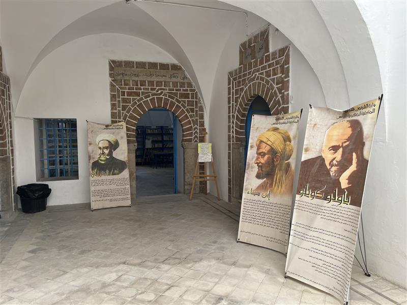 EmbassyTokyo's tweet image. 10月24日は世界図書館の日です。
チュニジアの図書館を紹介いたします。
1枚目→国立図書館の正面入り口
2～4枚目→チュニスの旧市街にある図書館の写真です
チュニジアらしい入口のドアが素敵ですね。
#LibraryDay　＃図書館