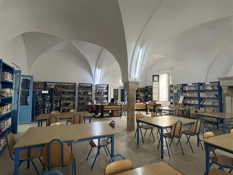 EmbassyTokyo's tweet image. 10月24日は世界図書館の日です。
チュニジアの図書館を紹介いたします。
1枚目→国立図書館の正面入り口
2～4枚目→チュニスの旧市街にある図書館の写真です
チュニジアらしい入口のドアが素敵ですね。
#LibraryDay　＃図書館