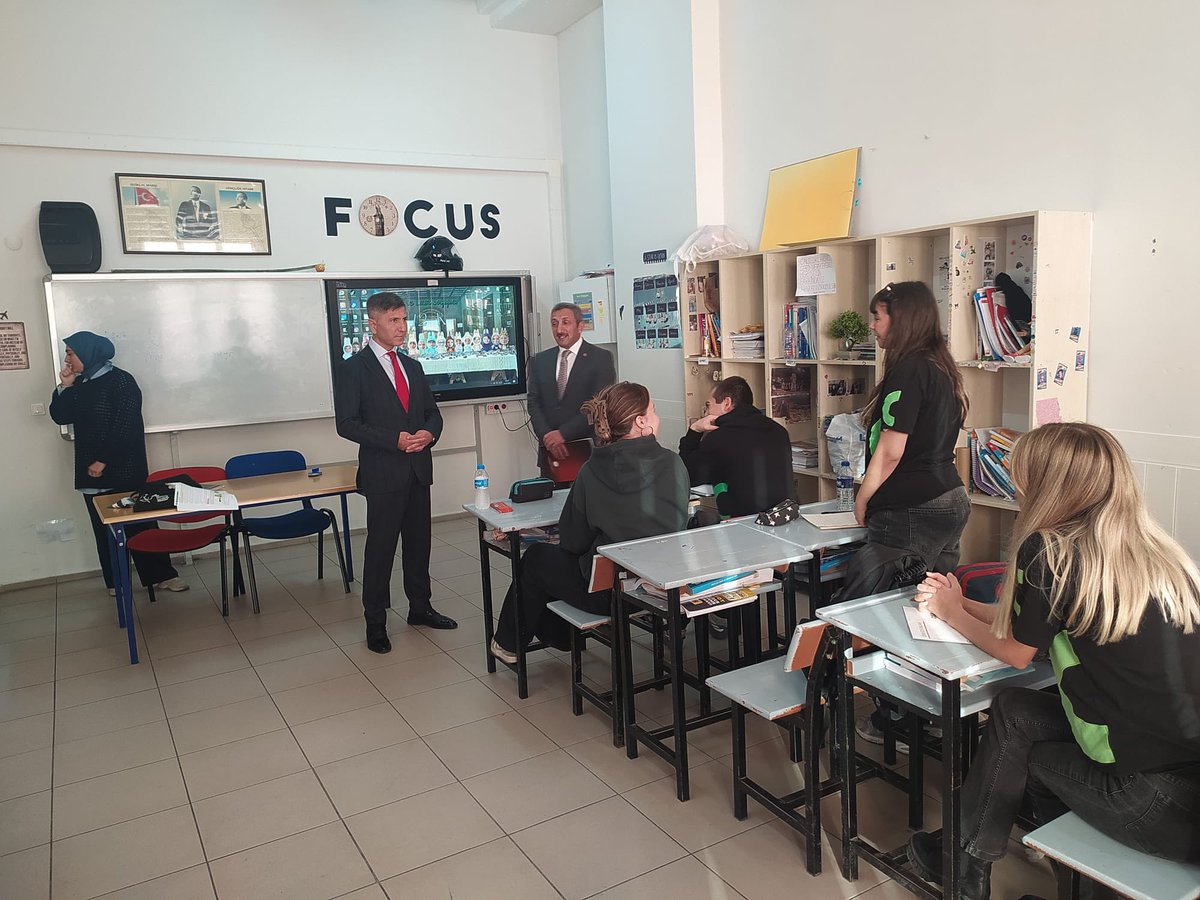 Kaymakamımız Niyazi ERTEN, Cemile Yeşil Anadolu Lisesi’ni ziyaret ederek öğrencilerle sınıf ortamında bir araya geldi ve öğretmenlerden bilgi aldı.