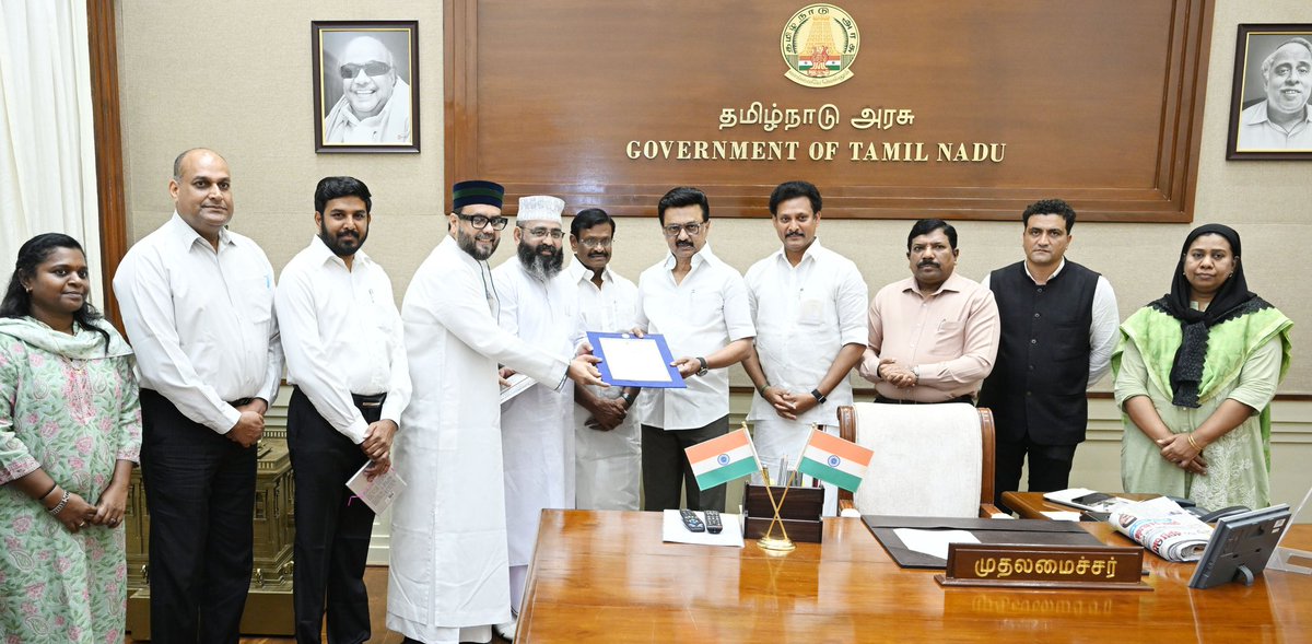 மாண்புமிகு முதலமைச்சர் திரு. <a href="/mkstalin/">M.K.Stalin - தமிழ்நாட்டை தலைகுனிய விடமாட்டேன்</a> அவர்கள் இந்த ஆண்டிற்கான நாகூர் தர்கா பெரிய ஆண்டவர் கந்தூரி சந்தனக்கூடு திருவிழாவிற்கு தமிழ்நாடு அரசு 45 கிலோ சந்தனக்கட்டைகளை கட்டணமின்றி வழங்குவதற்கான அரசாணையினை நாகூர் தர்கா தலைமை அறங்காவலர் திரு. செய்யது முகமது காஜி ஹூசைன் சாஹிப், நாகூர்