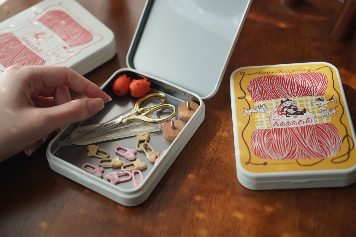 🧶フォロワーさん1000人感謝企画🧶

イラストレーターの妹（<a href="/kru_kamome/">フクシマ薫</a>）とコラボして、オリジナルグッズをつくりました🐈
フォロー＆RTで「編み物LOVEフラット缶ケース」を6名様にプレゼント🎁
〆切：11/9 23:59まで

サイズや絵柄はこちらでご確認ください👇
suzuri.jp/licht000000