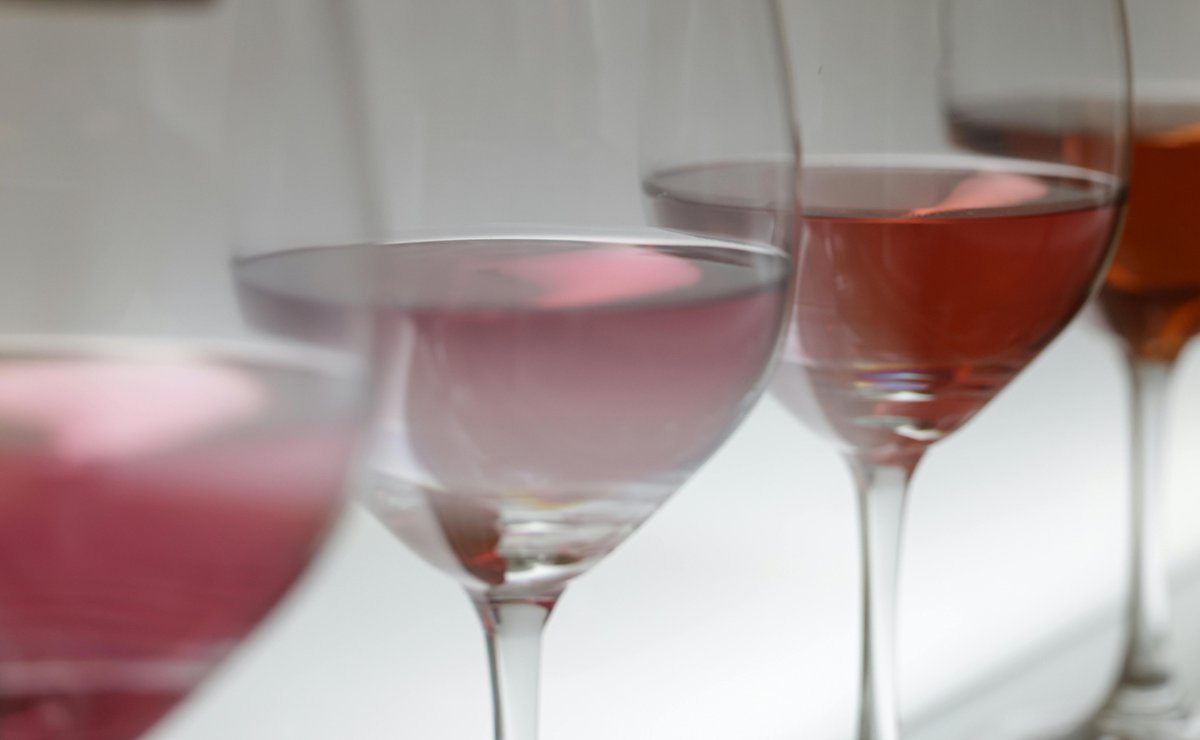 vinpalledk's tweet photo. Fra 1. oktober 2025 er der kommet en ny emballageafgift på vinflasker i Danmark.
Afgiften skal fremme genanvendelse, men betyder også, at vin er blevet en smule dyrere.
Vi støtter målet om en grønnere vinbranche 🌿
#vin #bæredygtighed #dkvin #Vinpalle https://t.co/JVGcjwVWOl