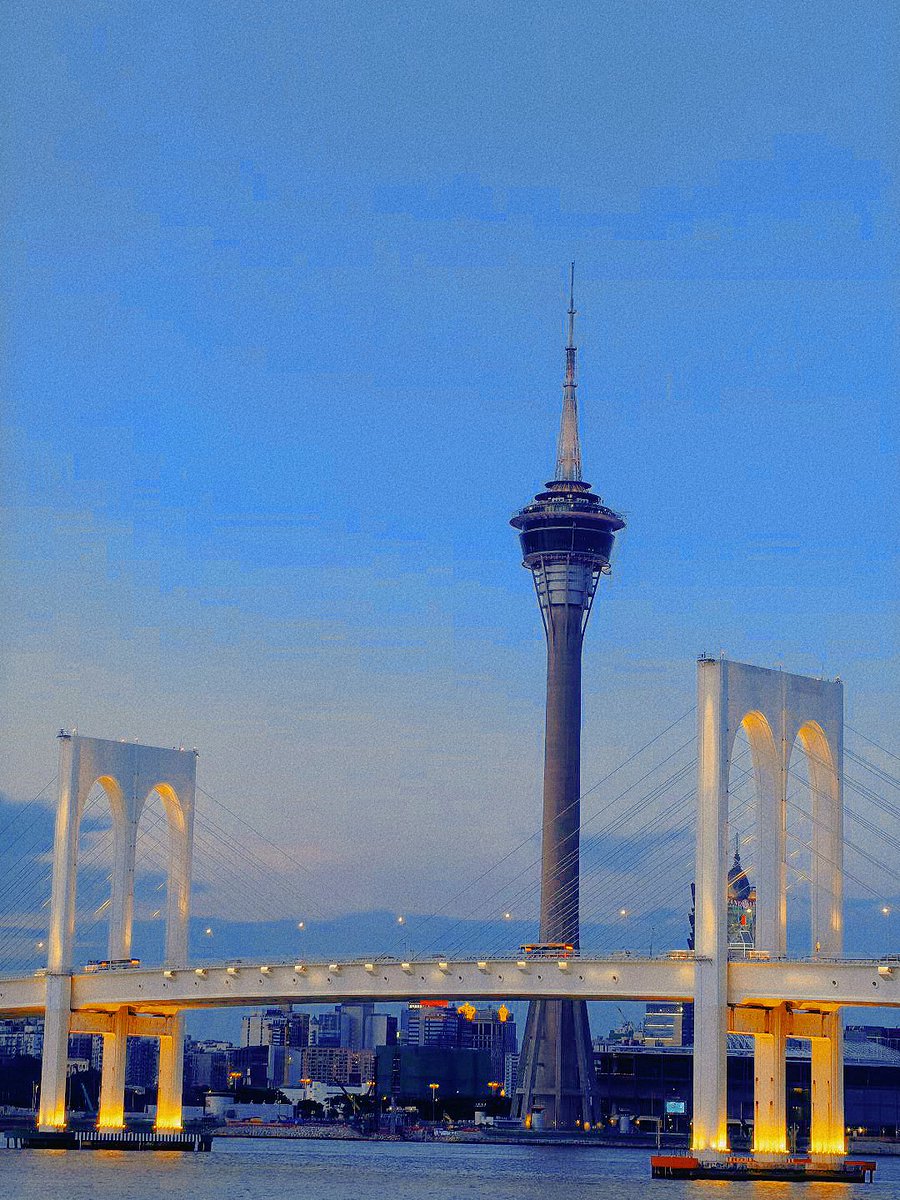 The city’s lines stretch easy in the wind; even breathing feels wrapped in this sky’s chill vibe.
#CityVibesOnly #SkylineMagic #ChillUrbanDays #SoftLightMoments #citywalk