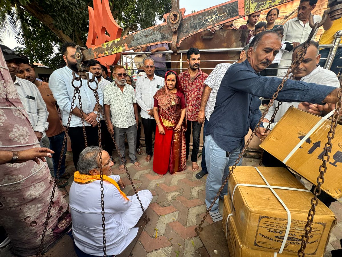 arjunmodhwadia's tweet photo. 📍 આઈ શ્રી સોનલ માં ધામ, મઢડા
આજે મઢડા સ્થિત શ્રી સોનલધામ ખાતે શક્તિ સ્વરૂપા આઈ શ્રી સોનલ માઁ સ્થાનકના દર્શન કરી ધન્યતા અનુભવી. સાથે જ પૂજ્ય બનુ આઇ માઁ ની સમાધીના દર્શન કરી ધન્યતા અનુભવી. સાથે જ પૂજ્ય માં કંચન આઇના આશીર્વાદ અને માર્ગદર્શન પ્રાપ્ત કર્યુ.
#sonaldham #sonalma #madhada #sonaldham_madhda_