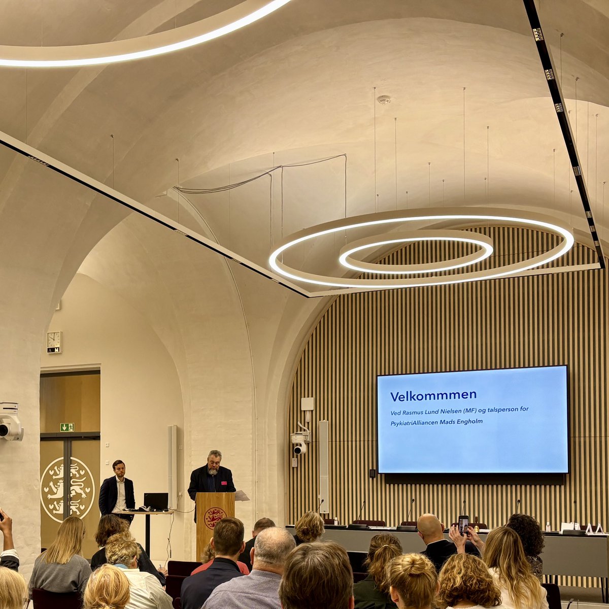 🙋‍♂️🙋‍♂️ Formand for Folketingets Sundhedsudvalg <a href="/RLundNielsen/">Rasmus Lund-Nielsen (M)</a> og talsperson for PsykiatriAlliancen Mads Engholm byder velkommen til konferencen ‘Sammen løfter vi psykiatrien - vejen til mere og bedre kvalitet’, som vi i PsykiatriAlliancen inviterer til på Chrborg #dksocial #sundpol