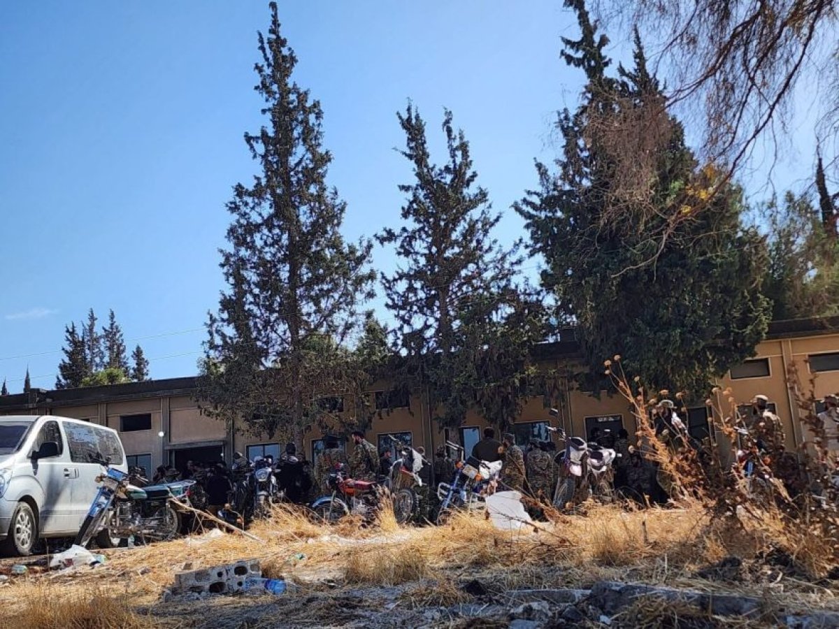 📌توقيع اتفاقية بين "هيئة تحرير الشام" و مقاتلين "مهاجرين فرنسيين" في "#مخيم_الغرباء" ريف #إدلب شمال #سوريا، بعد توتر عسكري في الساعات الماضية

📌وقع الاتفاق أبو عبدو طعوم، ممثلاً عن وزارة الدفاع السورية وقائد معروف في "هيئة تحرير الشام" 

تشمل بنود الاتفاق:

♦️ وقف فوري لإطلاق