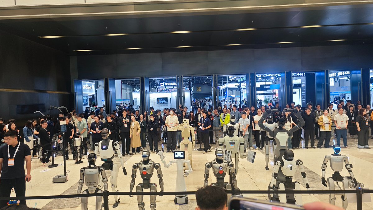 CobotMy's tweet image. 🌟The #IROS2025 has officially wrapped up!
🤖It was truly inspiring to connect and exchange ideas with global professors and researchers on cutting-edge topics like mobile# robotics, motion control, and #embodiedintelligence — what a fantastic event!✨
Our live demonstrations…