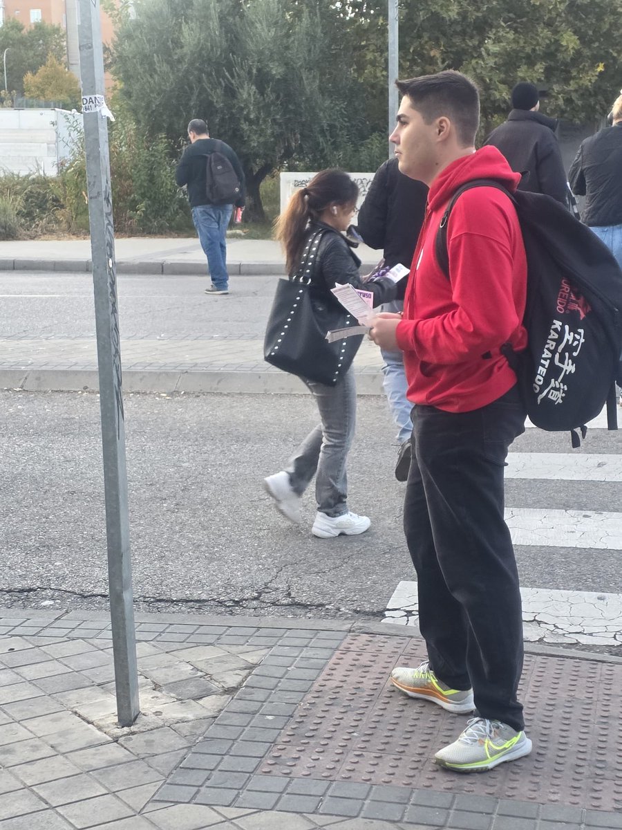 PSOEVicalvaro's tweet photo. Esta semana hemos denunciado la situación del transporte público en Vicálvaro y en el resto de Madrid.

La acumulación de obras en la ciudad han llevado prácticamente al colapso del Metro y los autobuses en Vicálvaro, sin que Ayuso y Almeida hagan nada por solucionarlo. https://t.co/YrglNzWAi4