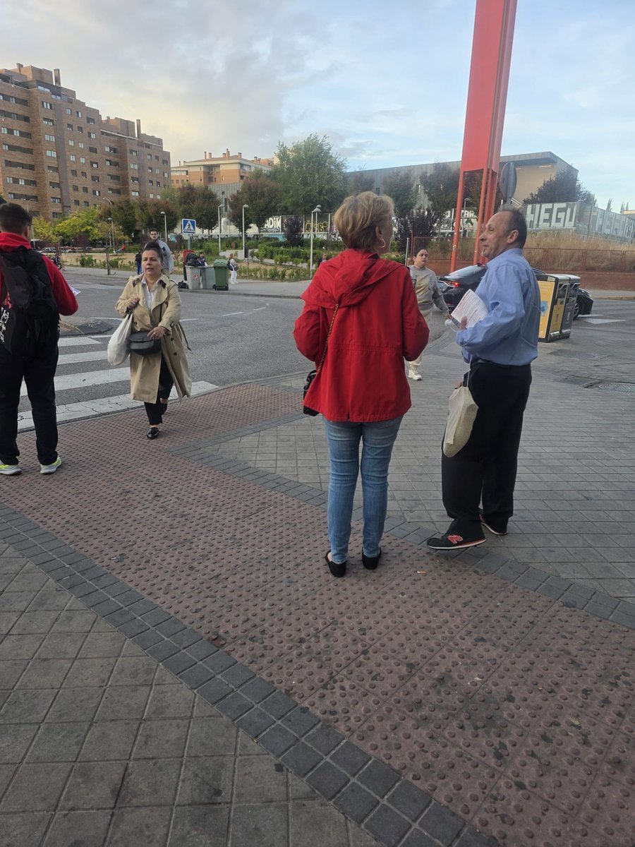 PSOEVicalvaro's tweet photo. Esta semana hemos denunciado la situación del transporte público en Vicálvaro y en el resto de Madrid.

La acumulación de obras en la ciudad han llevado prácticamente al colapso del Metro y los autobuses en Vicálvaro, sin que Ayuso y Almeida hagan nada por solucionarlo. https://t.co/YrglNzWAi4