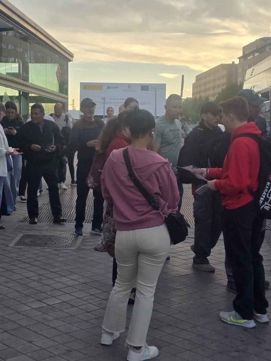PSOEVicalvaro's tweet photo. Esta semana hemos denunciado la situación del transporte público en Vicálvaro y en el resto de Madrid.

La acumulación de obras en la ciudad han llevado prácticamente al colapso del Metro y los autobuses en Vicálvaro, sin que Ayuso y Almeida hagan nada por solucionarlo. https://t.co/YrglNzWAi4