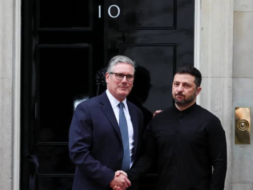 LIGHTNING5T's tweet photo. ❗️❗️❗️ Ahead of today’s “coalition of willing” meeting in London, British Prime Minister Keir Starmer has called on allies to increase the supply of long-range weapons to Ukraine before winter.

🔹 London also supports a global ban on Russian oil and gas, the use of frozen assets to assist Ukraine, and a significant strengthening of military support.