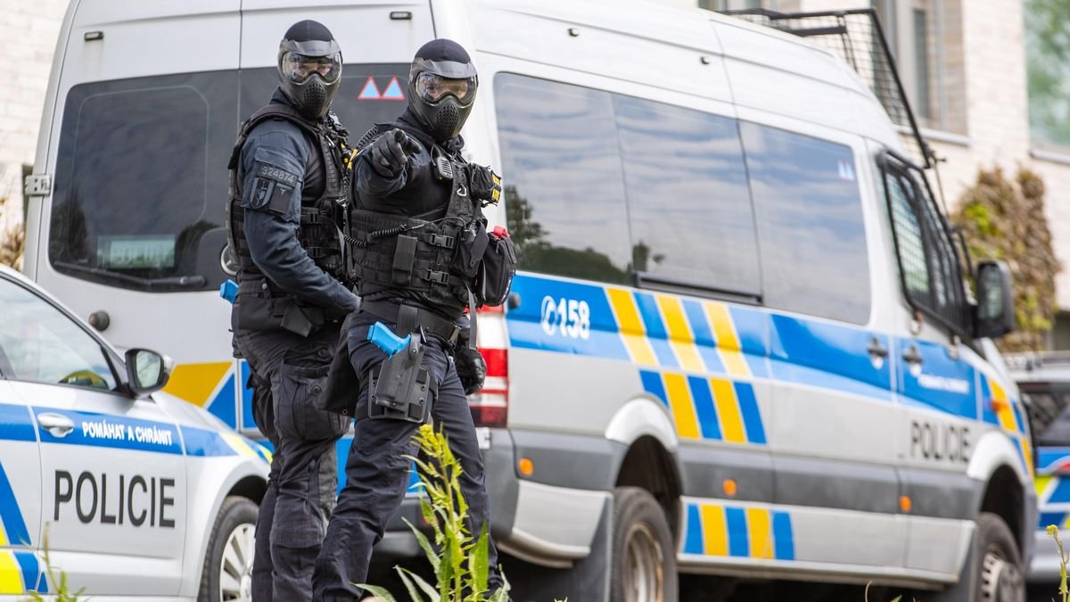 🇨🇿 Czeska policja szykuje się na wzrost przestępczości i przemocy po zakończeniu wojny na Ukrainie. "Do kobiet, które tu mieszkają i pracują, przyjadą mężczyźni z okopów. Gdy się żyje kilka lat w okopach, frustracja jest ogromna, a człowiek z frustracji może robić różne rzeczy."