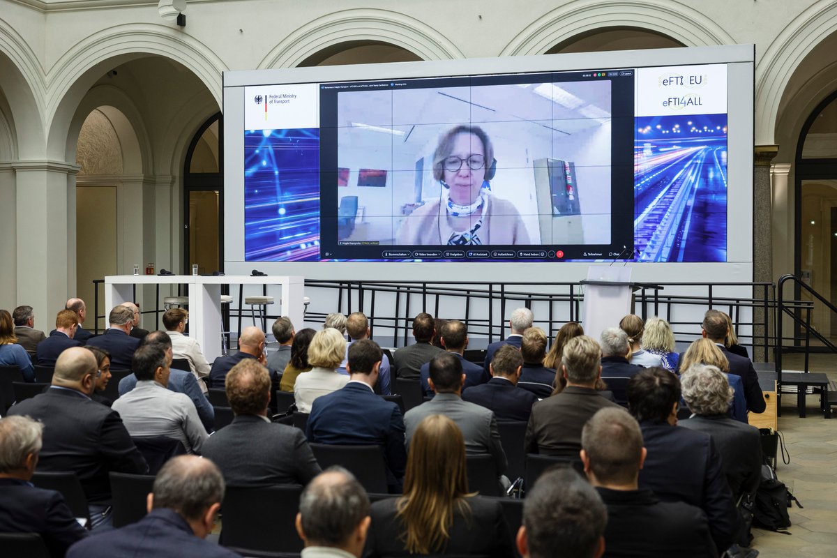 Transport_EU's tweet image. #EUTransport is at the #eFTI Annual Conference, shaping the future of freight transport!

The #eFTI Regulation brings 🔑 benefits to companies &amp;amp; authorities – from lower administrative costs &amp;amp; faster processing times to better service quality &amp;amp; more.

ℹ️ link.europa.eu/nv6y3B