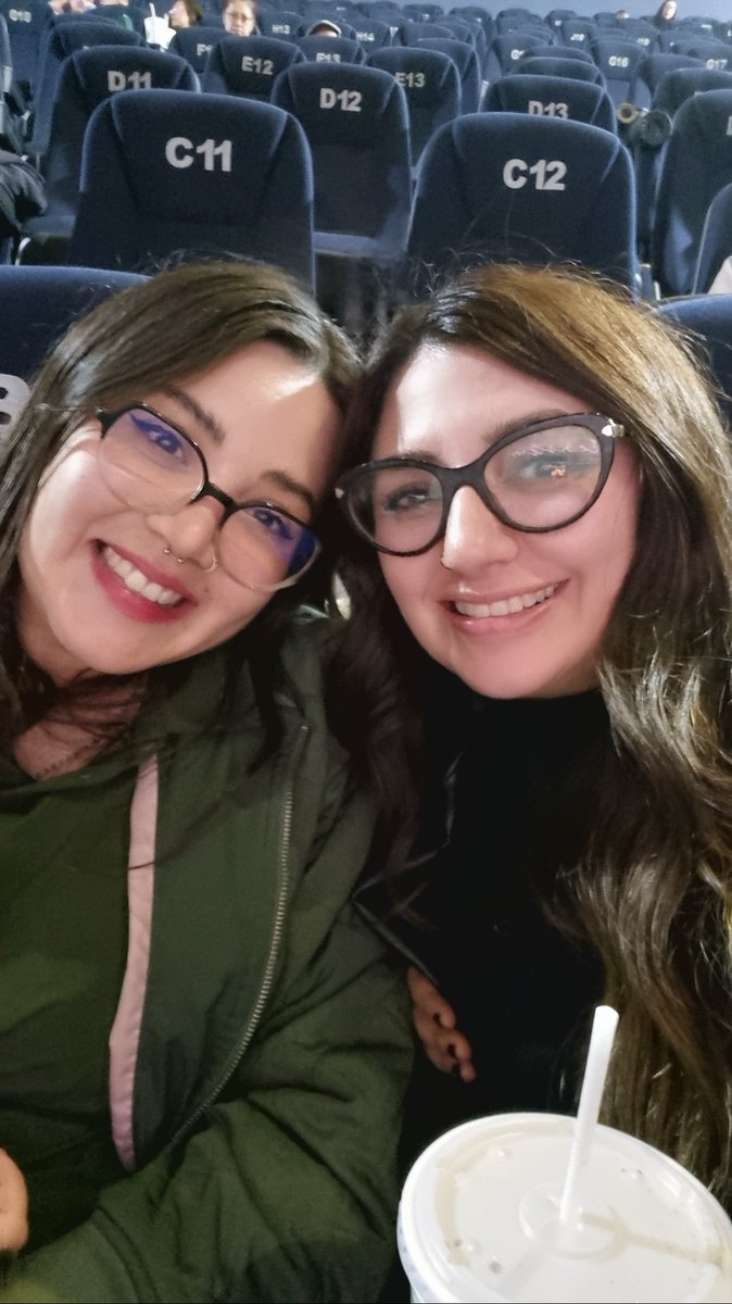 Sinceramente, creo que Mary Shelley estaría enamorada de Frankenstein, de Guillermo del Toro.
Es increíble, monstruosamente hermosa… una verdadera joya 🖤🔥
Sin duda mi película fav de <a href="/RealGDT/">Guillermo del Toro</a> 
Vale totalmente la pena verla en el cine.
¡Gracias por invitarme <a href="/OsirisHayes/">Osiris</a>! 🥰