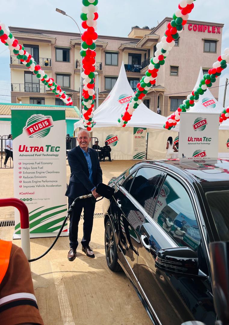 influencer74's tweet image. A symbolic moment! 🙌
@RUBiSEnergyUG1 Group CEO fuels the first car after the grand launch — marking a new chapter of convenience and innovation now #CloserToYou.
#RUBiSUg