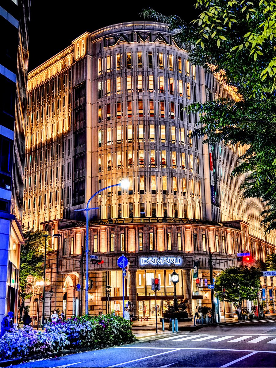 大丸神戸店の美しい夜景です。凛々しく佇み、思わず見惚れる姿でした。
大丸神戸店の歴史は古く、1908年 兵庫から元町に移転してからこの地にあり続けています。