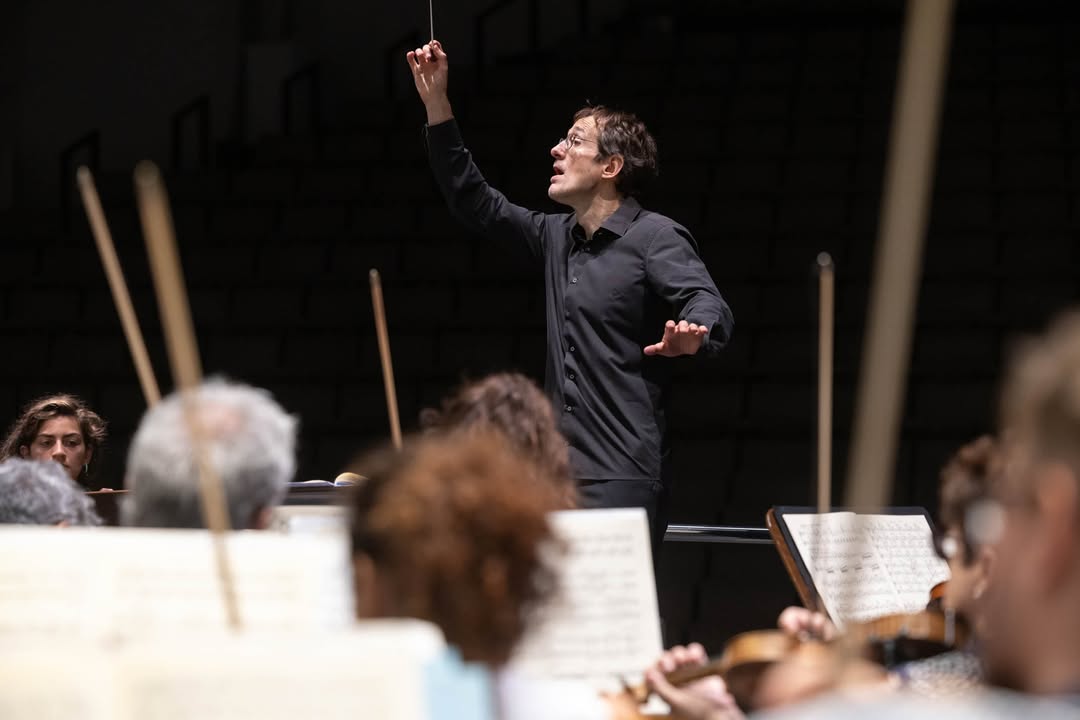 El maestro Pablo González dirige hoy la Orquesta Sinfónica de Tenerife en el concierto titulado "La consagración de lo nuevo", que incluye obras de Cruixent, Debussy y "La consagración de la primavera" de Stravinsky.

<a href="/pgconductor/">Pablo González</a> 📷<a href="/SinfonicaTF/">Sinfónica Tenerife</a> <a href="/Auditoriotfe/">Auditorio de Tenerife</a> <a href="/Maestro_Arts/">Maestro Arts</a>