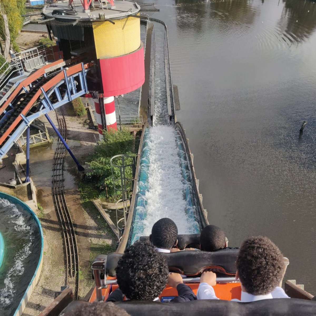 RedstoneAcademy's tweet image. We had an amazing two days at Drayton Manor! Both schools enjoyed exciting rides and made wonderful memories together. A big thank-you to our incredible staff and chaperones for all their help. We look forward to the next adventure! 🎢✨