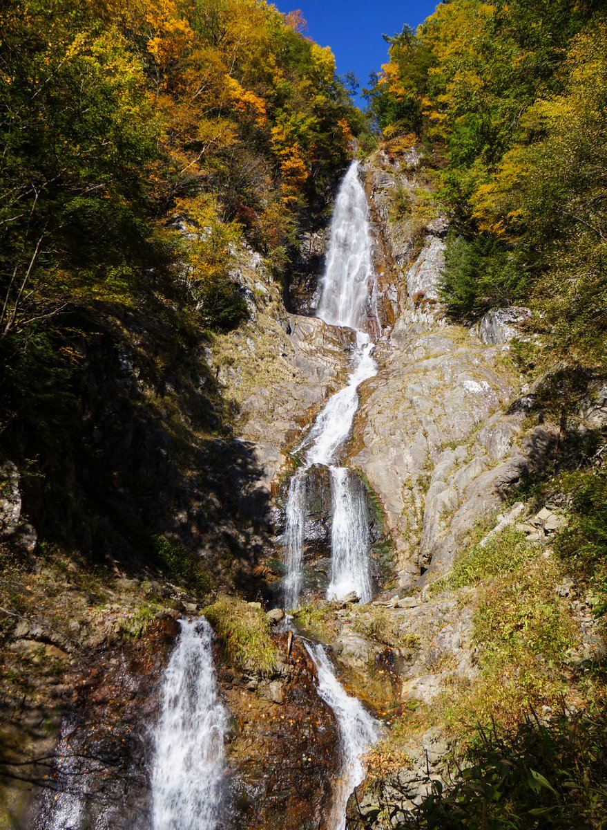 紅葉に彩ろられた田舎家 川崎家近く青空綺麗すぎて紅葉キレイ❤️💕#オブヘアー#ofcosmetics#今