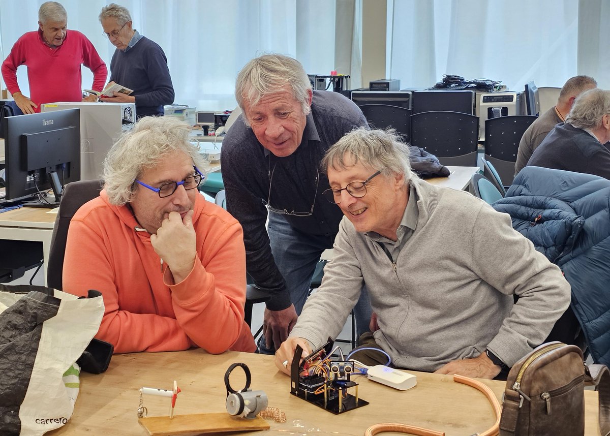 framboise314's tweet image. 💥 Jeudi 23 oct : permanence très animée au #FabLabUtopi de @villeducreusot @creusotmontceau  !
🦇 Les chauves-souris, 🏰 tours médiévales, 🧠 conception 3D avec #FreeCAD…
Les CNC se mettent en conformité et les imprimantes 3D tournent à plein régime !
#Maker #Innovation