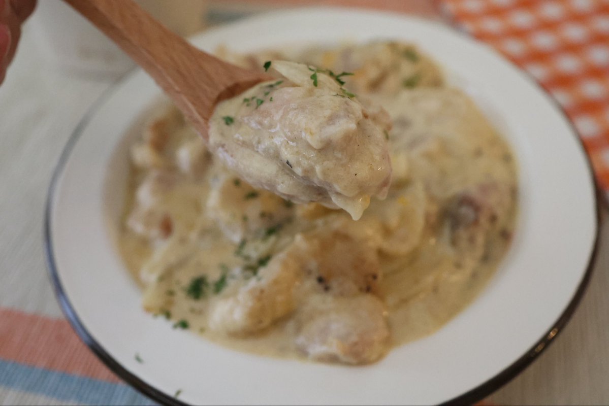 フライパンひとつで完成！濃厚でとろけるチーズソースが絶品のクリームチキン！
鶏もも肉のうま味と玉ねぎの甘みが牛乳とチーズに溶け込み、まるで洋食店のような味わい。