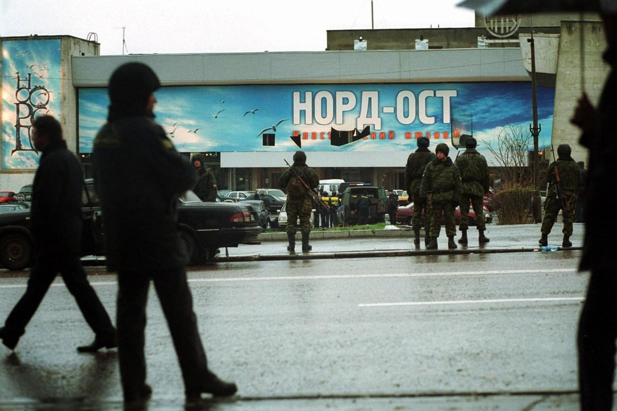 navalnylive's tweet photo. 23 года назад в московском театре на Дубровке был совершен один из самых страшных терактов в истории современной России: группа вооруженных боевиков захватила работников, зрителей и актеров мюзикла «Норд-Ост».

Методы, которыми действовали тогда власти, повлекли за собой большое количество жертв и обернулись настоящей трагедией.

Рассказали хронологию и подробности тех страшных событий: https://t.co/GoH1joiW1s