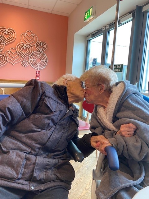 TamesideCouncil's tweet image. Our amazing Hyde bin crew came to the aid of an elderly resident who had fallen. Her daughter praised their kindness and quick action 🩵 Huge thanks to Kane, Scott and Chris for showing true community spirit! #Tameside #CommunityHeroes